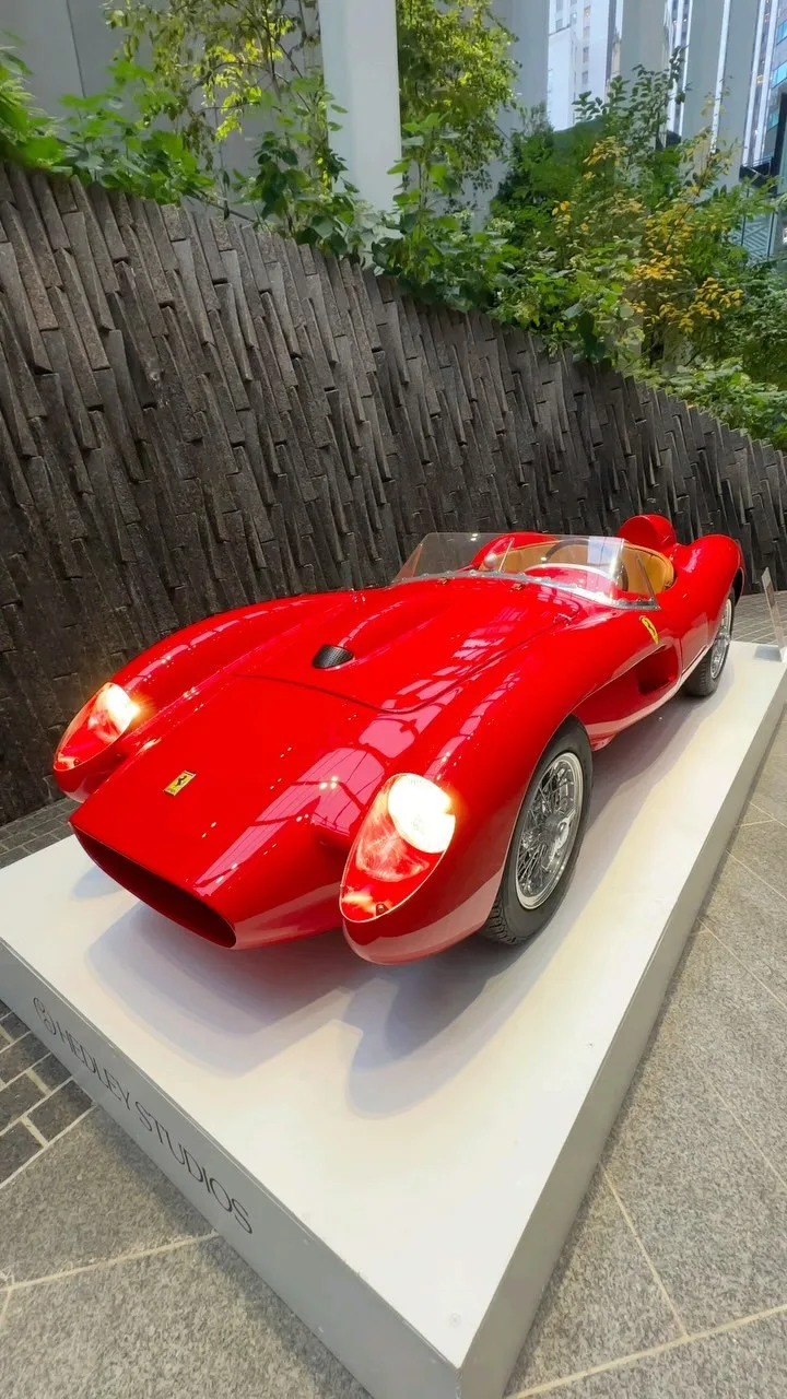 🎨🚗 The 550 Madison Garden installation features the Drivable Art Exhibition, showcasing three handcrafted, three-quarter-scale replicas of iconic cars: the 1924 Bugatti Type 35, the 1957 Ferrari Testa Rossa, and the 1963 Aston Martin DB5. Each vehicle is fully electric and designed for both display 
