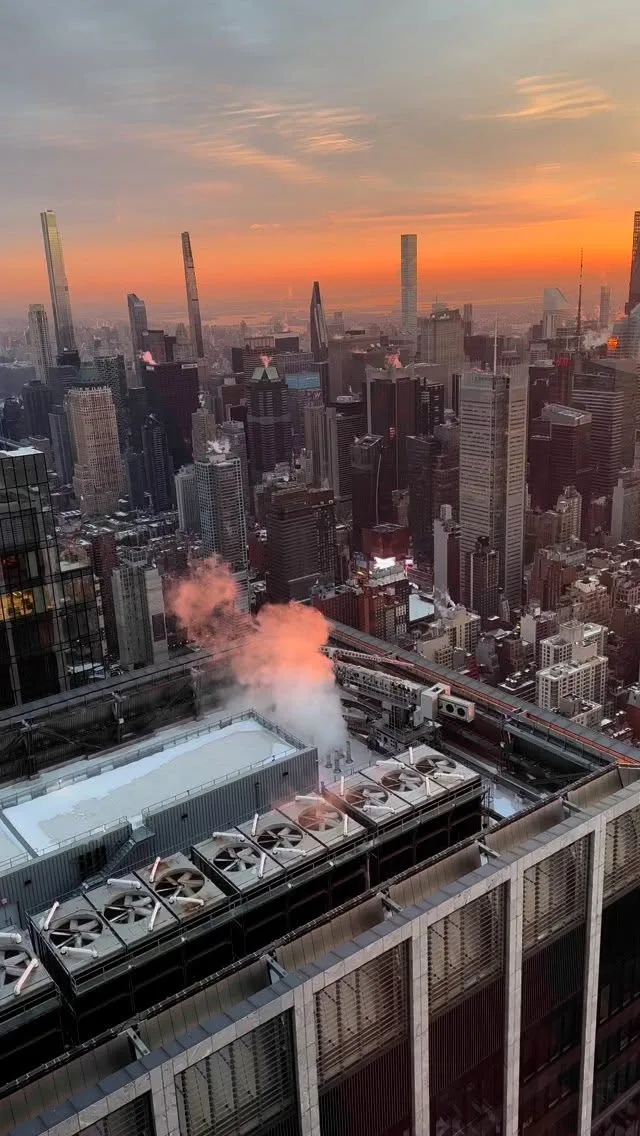 🌅✨ Witnessing one of the most breathtaking and beautiful sunrises at 6 AM in extreme cold weather from the highest outdoor observation deck in the Western Hemisphere, located on the 100th floor of the 30 Hudson Yards skyscraper. This vantage point offers stunning 360-degree views of the city. A huge