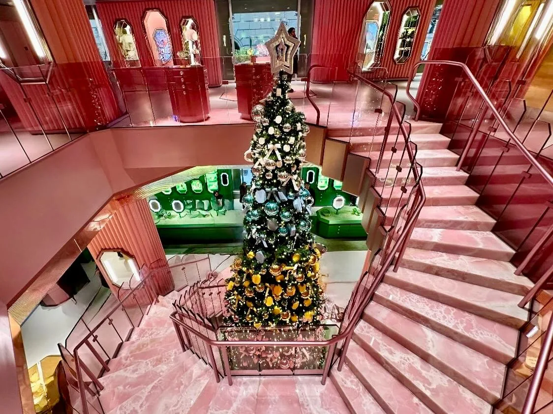 ✨🎄 The Swarovski Christmas Tree is ready for the holiday season at the Swarovski flagship store in Manhattan. This dazzling tree, adorned with thousands of sparkling crystals, transforms the store into a winter wonderland. Instagram preview