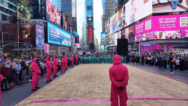 ✨🥃 The Johnnie Walker x Squid Game event in Times Square was a massive collaboration between Johnnie Walker and Netflix’s “Squid Game” to promote the upcoming second season of the show. The event featured interactive games inspired by the show, a special Squid Game-themed cocktail called the “456,” 