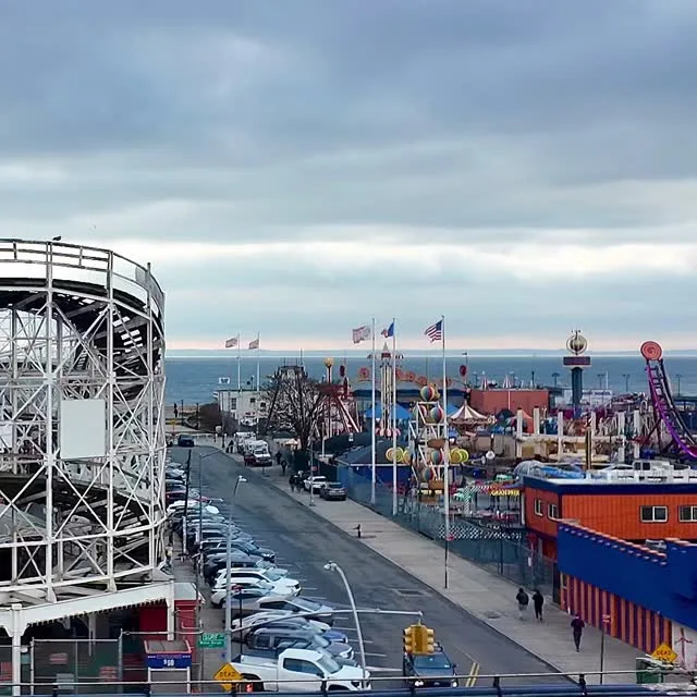 🎢 The iconic Coney Island Luna Park as seen from the Q train as it travels through Brooklyn. Instagram preview