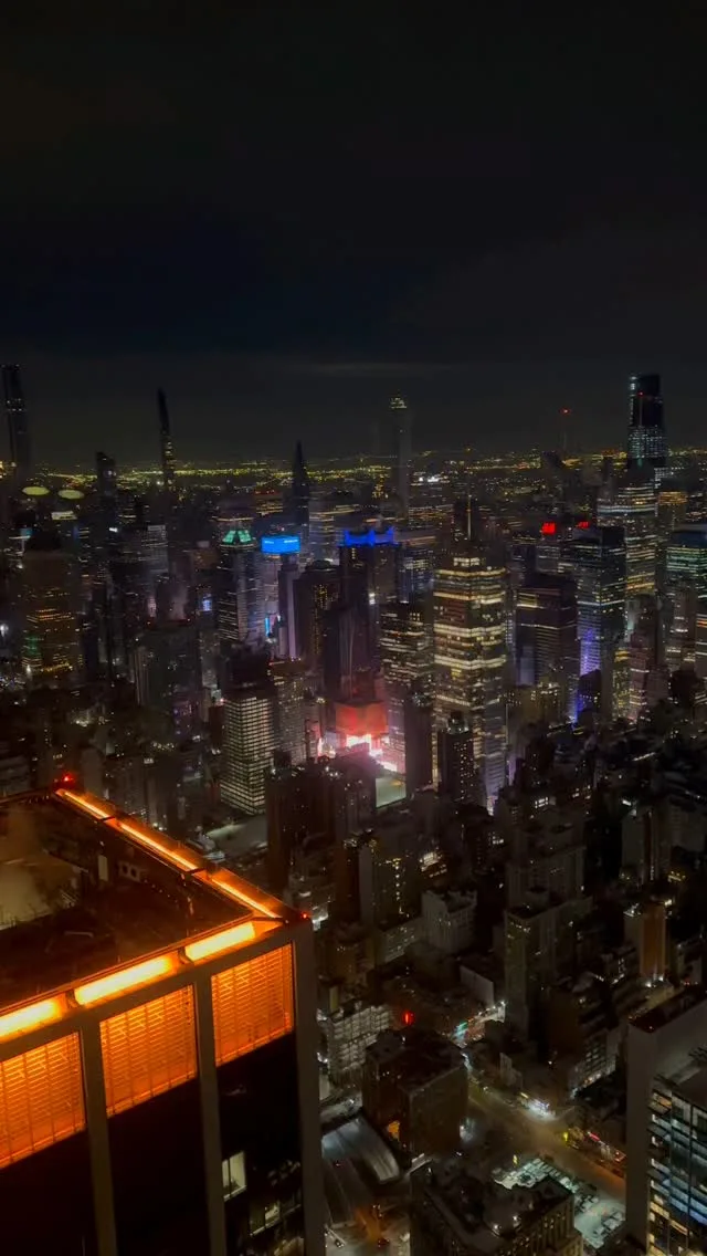 🌅✨ Witnessing one of the most breathtaking and beautiful sunrises at 6 AM in extreme cold weather from the highest outdoor observation deck in the Western Hemisphere, located on the 100th floor of the 30 Hudson Yards skyscraper. This vantage point offers stunning 360-degree views of the city. A huge