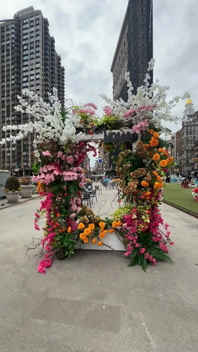 “Dreamland Sirens” by Charlotte Colbert framed by Flowers by Blooming Affairs at Flatiron NoMad in Manhattan experience. @flatironny @colbertcharlotte @charlottecolbertstudio @nyc_dotart @bloomingaffairs #sculpture #publicart #newyork #newyorkcity Instagram preview