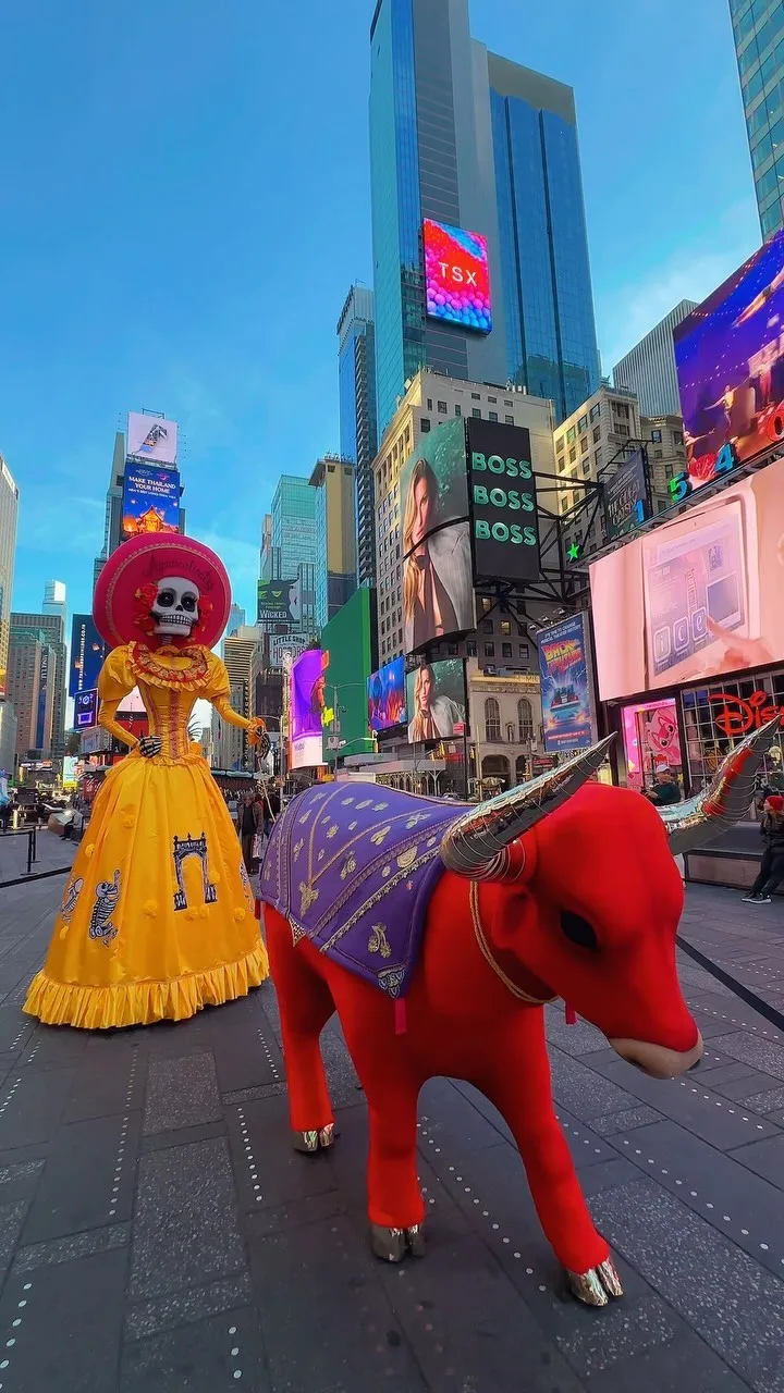 🎉💀 The Día de Muertos exhibit at Times Square features stunning Mexican folk-art sculptures. 🌺✨ Instagram preview