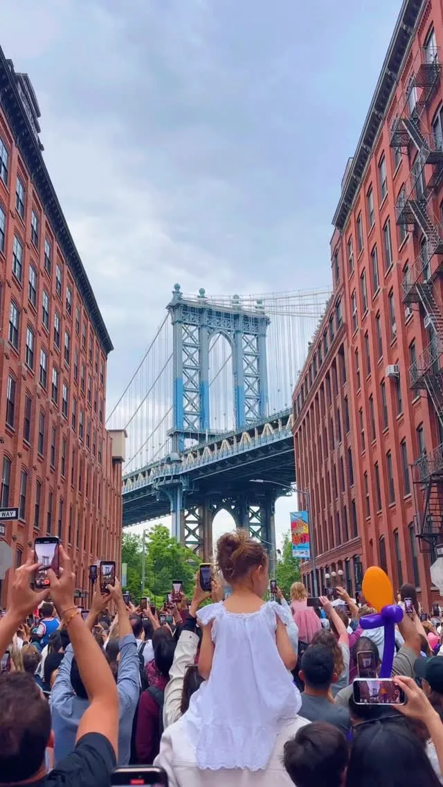 🐘🎉 Dumbo Drop in Brooklyn is the annual event, where tiny elephant parachutes are dropped from Dumbo rooftops. #dumbodrop #dumbo #brooklynbridgepark #brooklyn #nyc Instagram preview