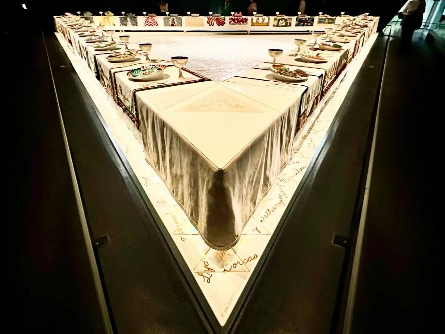 🍽️ The “Dinner Party” installation by Judy Chicago at the Brooklyn Museum. Featuring a triangular table with 39 place settings, each honouring a significant woman from history, this powerful piece celebrates women’s achievements and highlights their historical contributions. Instagram preview
