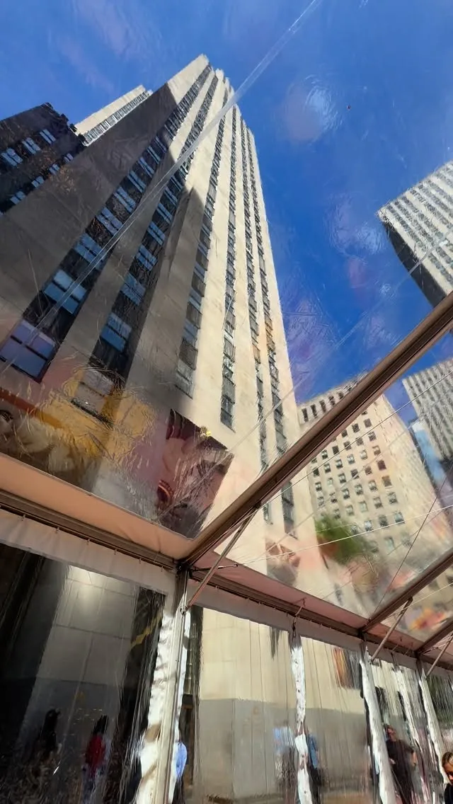 🌸 Rockefeller Center is bursting with color! From September 19–21, CJ Hendry’s Flower Market 2.0 takes over Center Plaza 💐 @cj_hendry 💐 Be early—every visitor receives one free felt flower, with extras available for just $5 🌷. Explore 27 unique designs plus a special 28th exclusive bloom at Top of t