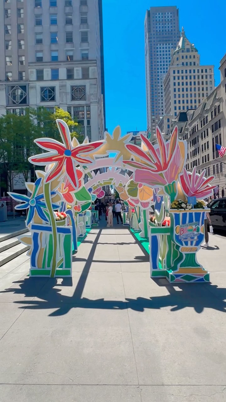 Fifth Avenue (@fifthavenue) Blooms Imagined by Van Cleef & Arpels ( @vancleefarpels ) in collaboration with French artist, Alexandre Benjamin Navet ( @alexandrebenjaminnavet ) in Manhattan, New York City🌸🌷 Instagram preview