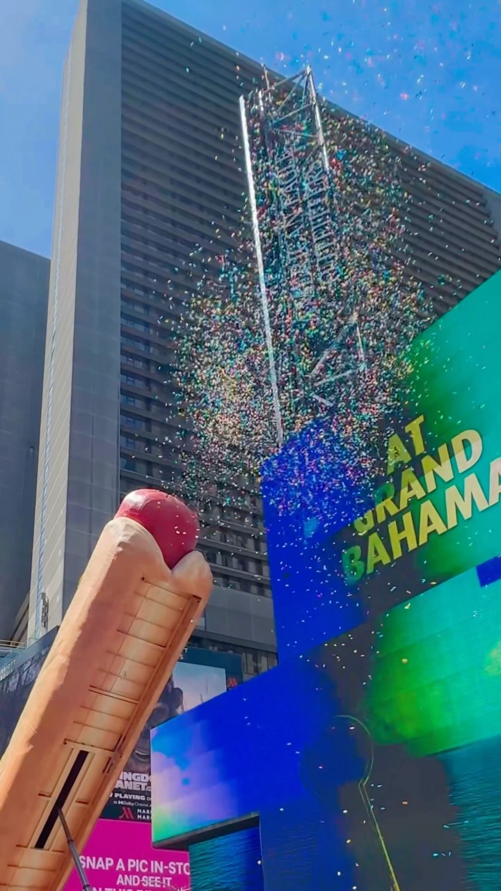 🌭🎨 “Hot Dog in the City” #TimesSquare @jen.catron @paul.outlaw @timessquarenyc @visit.newyork Instagram preview