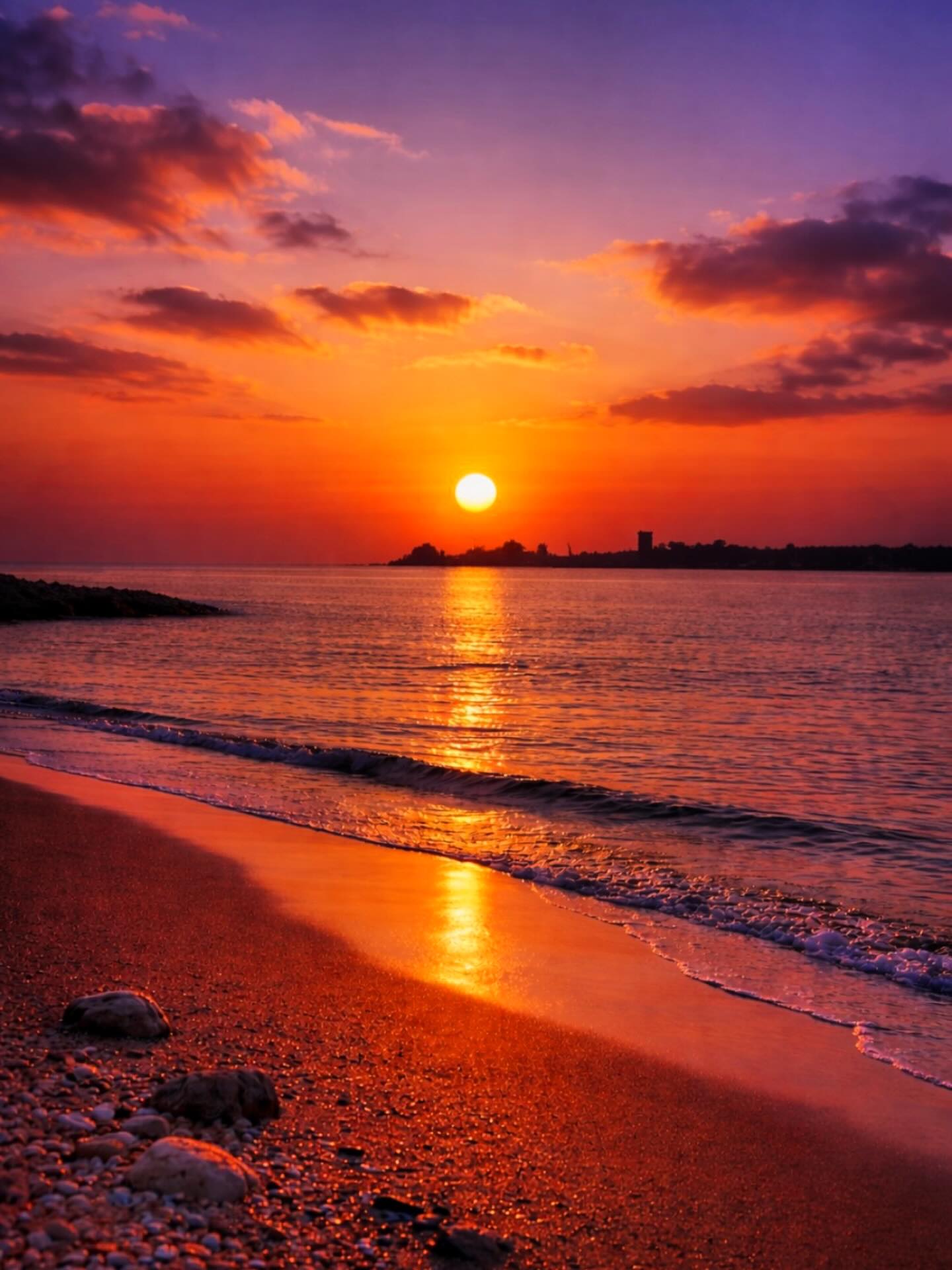 Where golden hour meets the ocean #sunset #ocean #beach #queens #nyc Instagram preview