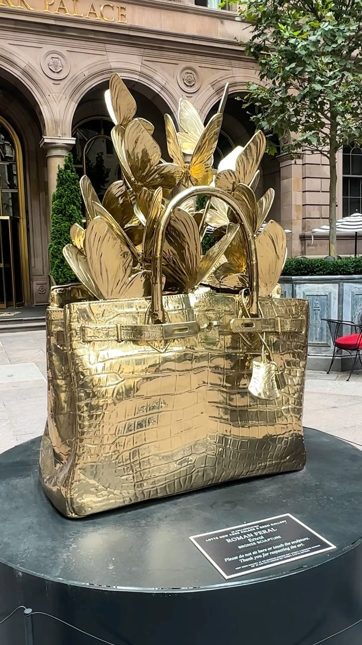 The giant #Hermès Birkin Bag installation at the Lotte New York Palace was created by the artist #Wego in collaboration with #Geoevents. Instagram preview