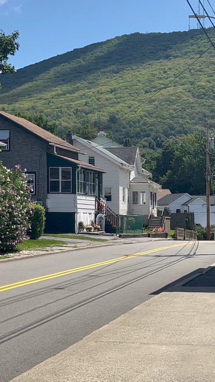 🌞 Sunday Funday 🌞 Had an amazing time exploring Beacon, New York today! From the stunning views to the delicious food, this charming town has it all! #BeaconNY #travel #explore Instagram preview