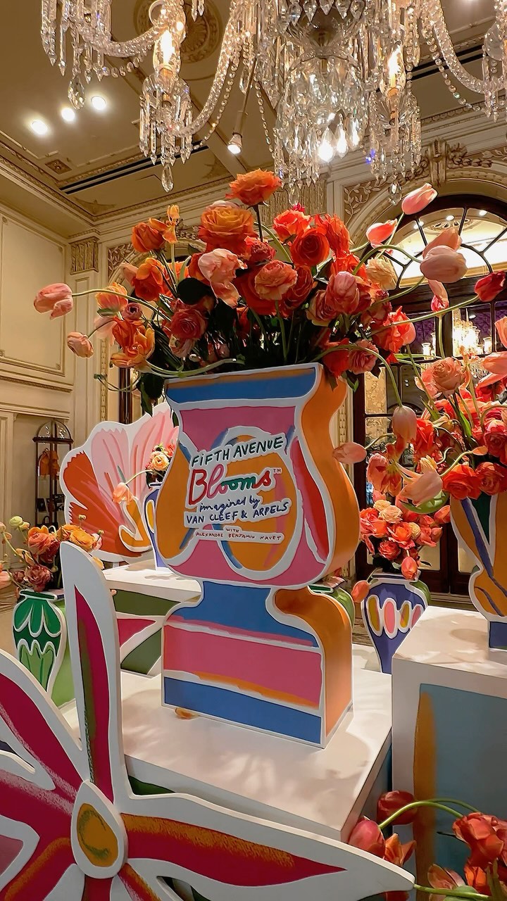 Fifth Avenue ( @fifthavenue ) Blooms Imagined by Van Cleef & Arpels ( @vancleefarpels ) in collaboration with French artist, Alexandre Benjamin Navet ( @alexandrebenjaminnavet ) at the Plaza Hotel lobby ( @theplazahotel ) in Manhattan, New York City🌸🌷 Instagram preview