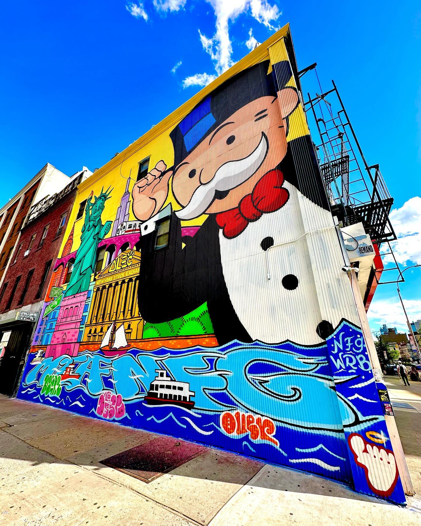 🎩🎨 Mr Monopoly Mural by Alec Monopoly #MrMonopolyMural #AlecMonopoly @alecmonopoly @alecmonopolyart @nycstreetart @catscoffeecreativity Instagram preview