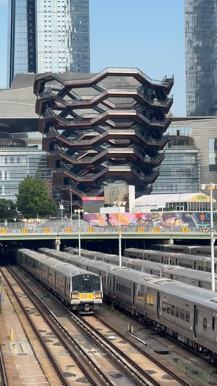 🚂🌳 The walk along the High Line at the Rail Yards @highlinenyc Instagram preview