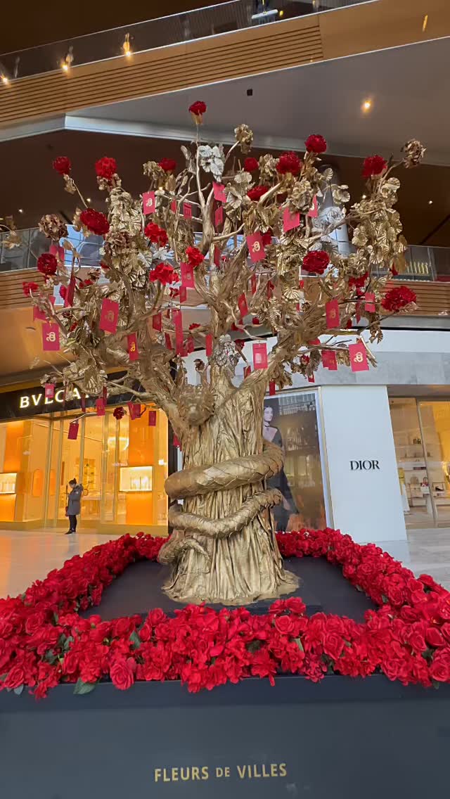🎉✨ Hudson Yards’ Lunar New Year tree, adorned with lucky red envelopes filled with gifts from The Shops & Restaurants. This tree symbolizes good fortune, prosperity, and luck for the new year. Instagram preview