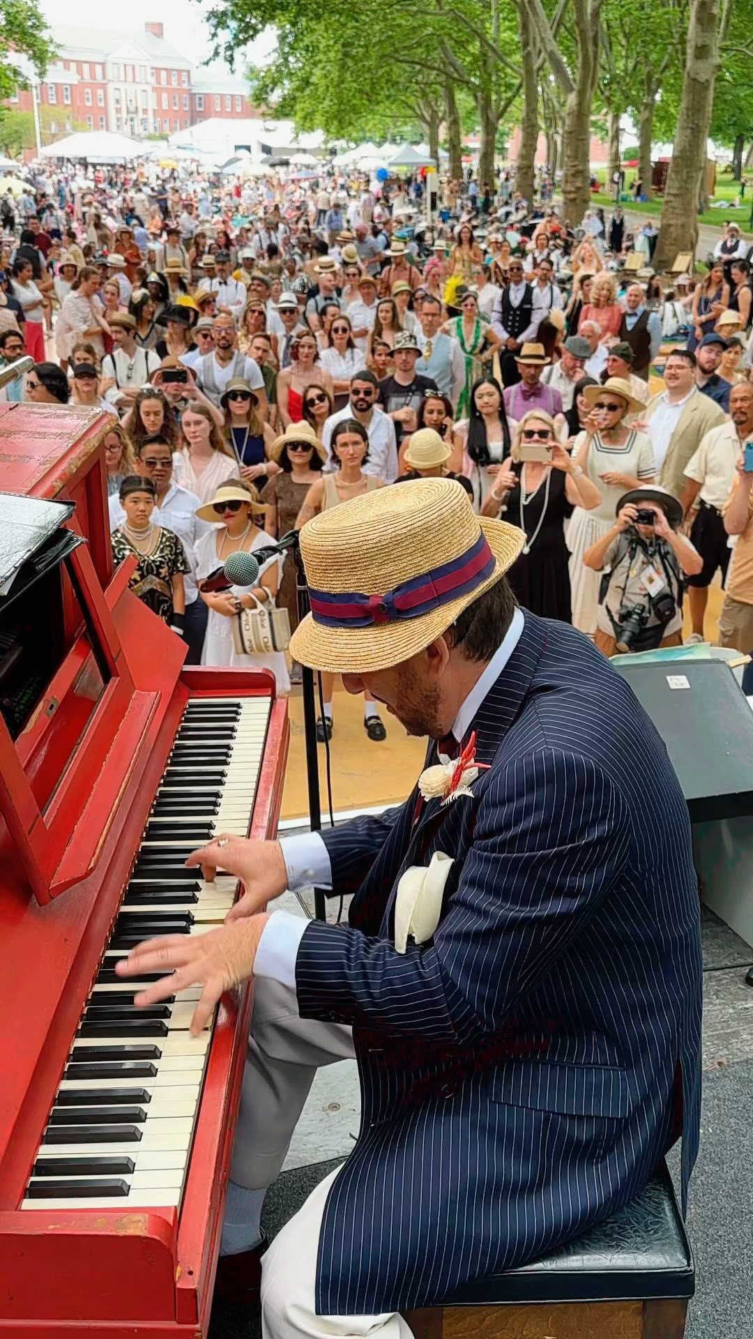 🎹✨ Captured an incredible performance of George Gershwin’s “Rhapsody in Blue” by pianist Elliot Sneider at the 19th Annual Jazz Age Lawn Party! #RhapsodyInBlue #JazzAgeLawnParty @elliotsneider @dreamlandorchestra @governorsisland @chromedec Instagram preview