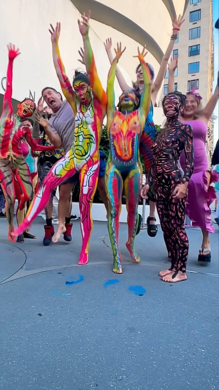 🎨🖌️ Live Body Painting on Museum Mile by my long-time friend and visionary artist, Andy Golub, on Fifth Avenue @andygolub @connectionarts @guggenheim @fifthavenue @serenity635 @alexmtully @marie_justacoolchick Instagram preview
